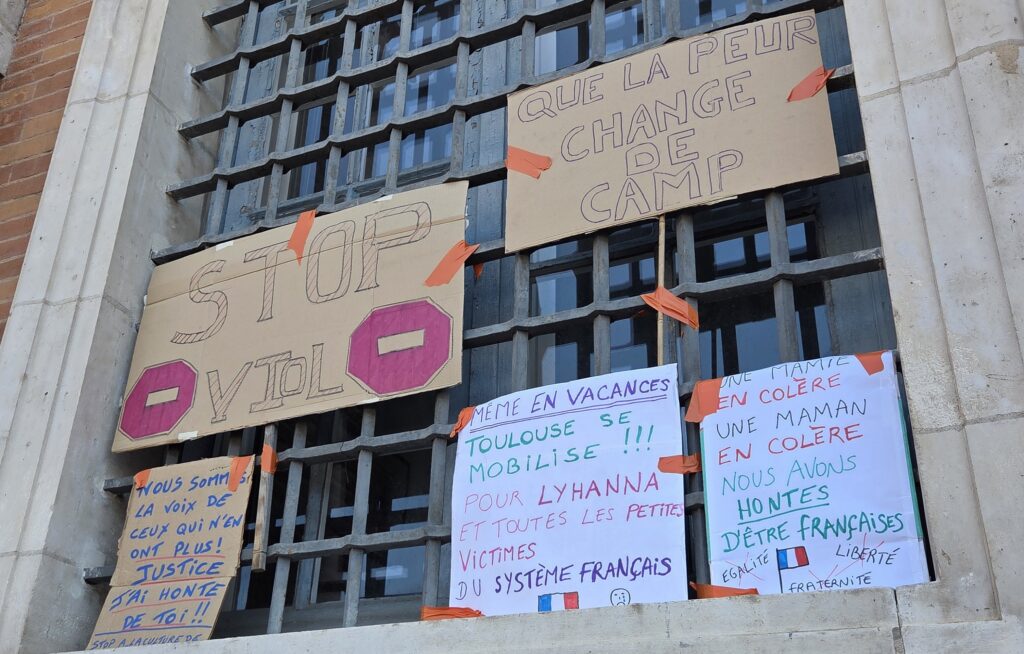04/07/2026 Quelques slogans déposés sur les grilles du capitol à Toulouse