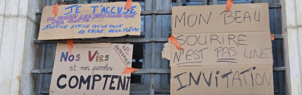 04/07/2026 Quelques slogans déposés sur les grilles du capitol à Toulouse