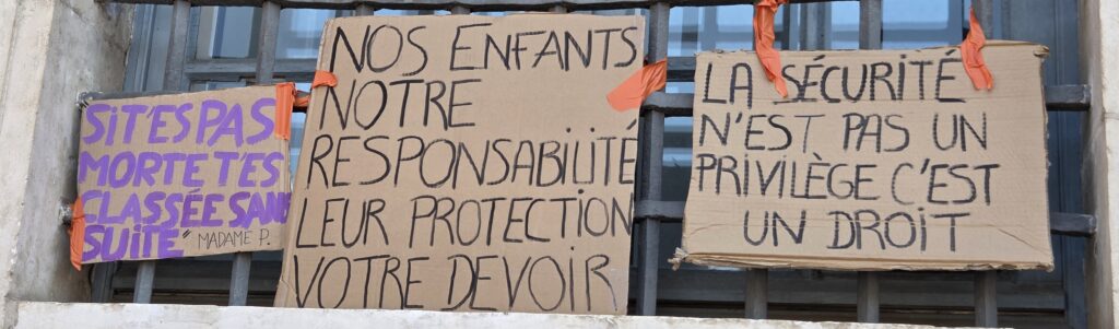 04/07/2026 Quelques slogans déposés sur les grilles du capitol à Toulouse